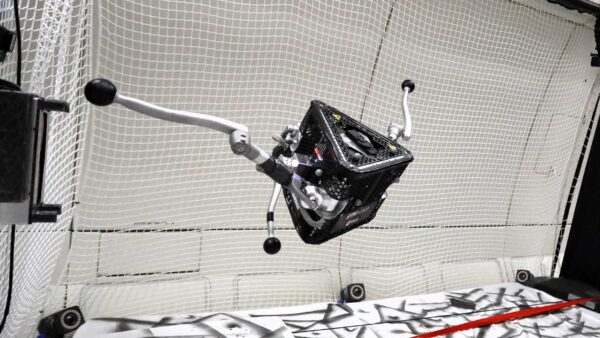 𝐓𝐞𝐬𝐭𝐢𝐧𝐠 𝐚 𝐇𝐨𝐩𝐩𝐢𝐧𝐠 𝐑𝐨𝐛𝐨𝐭 𝐟𝐨𝐫 𝐒𝐩𝐚𝐜𝐞 𝐄𝐱𝐩𝐥𝐨𝐫𝐚𝐭𝐢𝐨𝐧: 𝐒𝐩𝐚𝐜𝐞𝐇𝐨𝐩𝐩𝐞𝐫 𝐓𝐚𝐤𝐞𝐬 𝐅𝐥𝐢𝐠𝐡𝐭